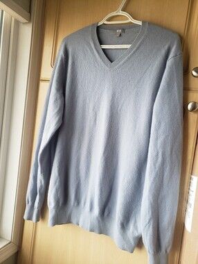 Uniqlo Men’s 100% Cashmere Pale Blue V-Neck Pullover Sweater